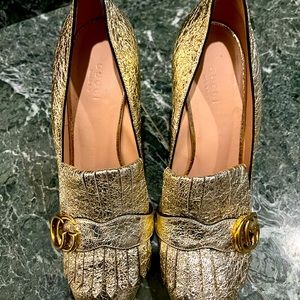 GOLD GUCCI MARMONT LEATHER HEELS.